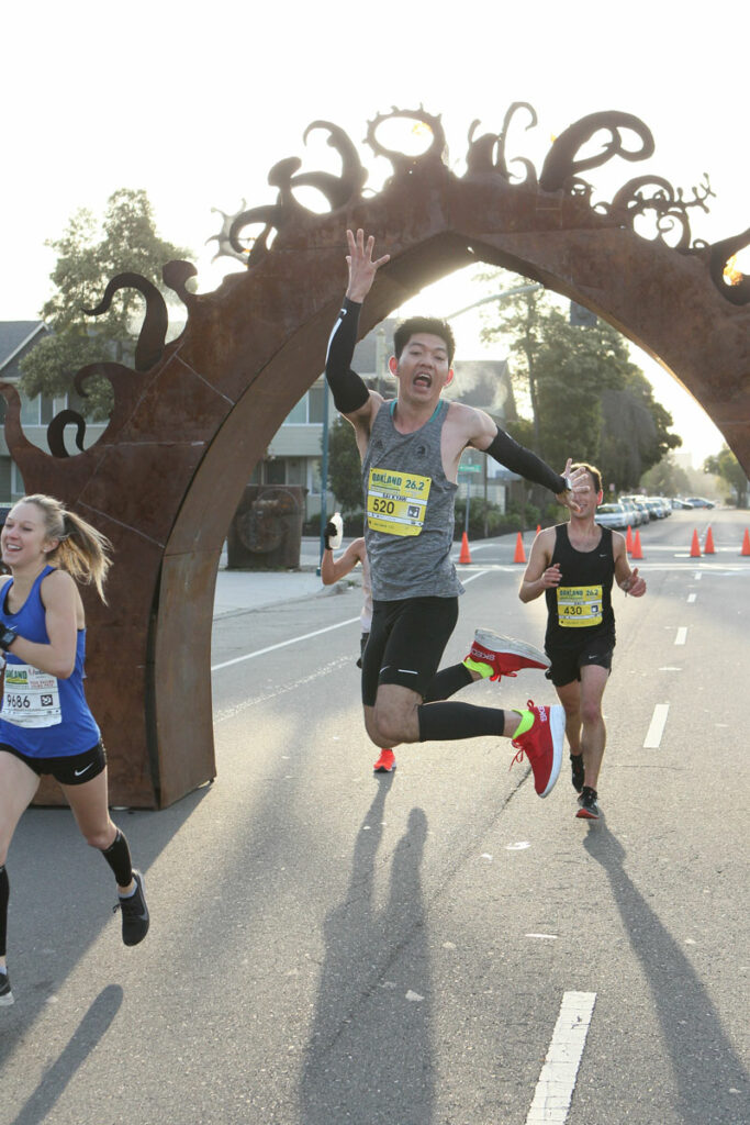 oakland marathon runners